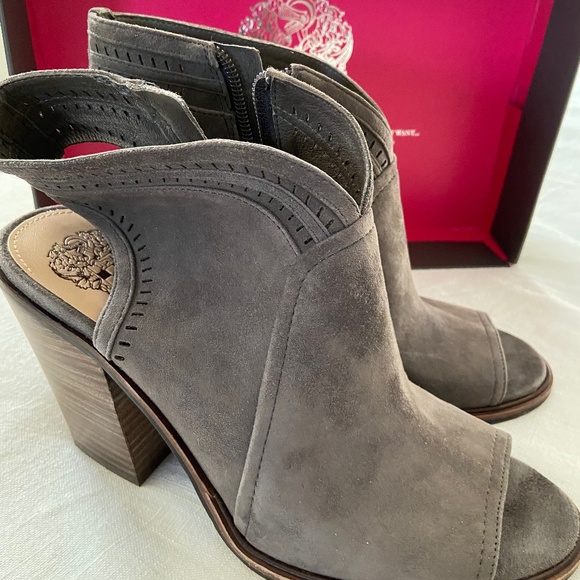 Vince Camuto block heel bootie ..:popular color! Goes with everything!! - Picture 1 of 5